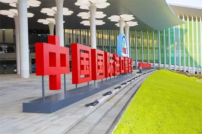 中国首届进博会开幕了，林内亮相进博会，尽显进口燃具风采